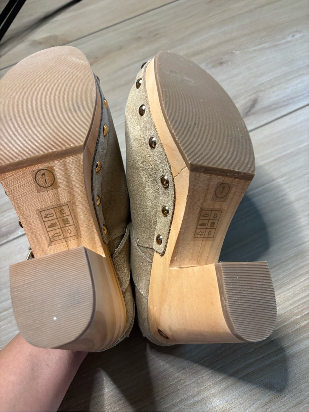 NWOT Steve Madden  Hilde Tan Suede Leather Studded Clogs - Picture 11 of 11
